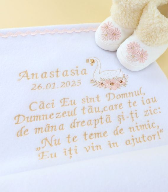 Trusou complet fete, 15 piese - rochita muselina,u lumanare, cutie, paltonas, broderi lebada
