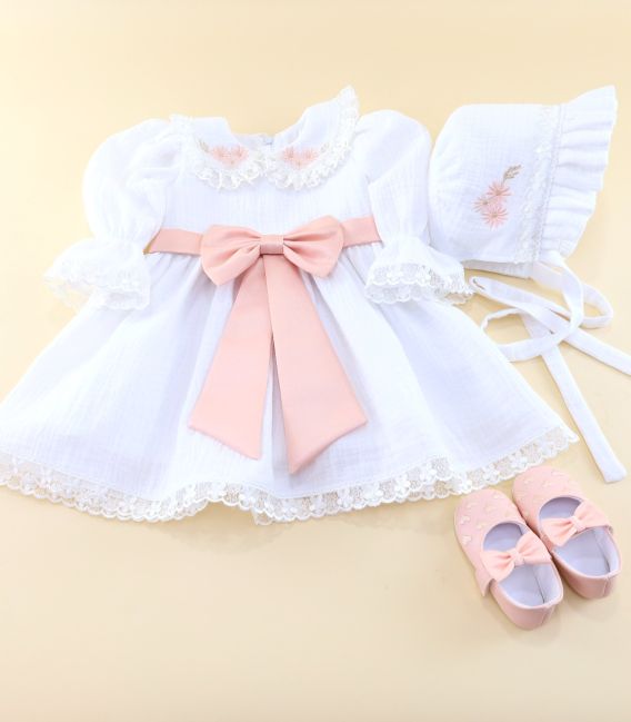 Trusou complet fete, 15 piese - rochita muselina,u lumanare, cutie, paltonas, broderi lebada
