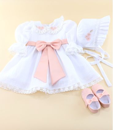 Trusou complet fete, 15 piese - rochita muselina,u lumanare, cutie, paltonas, broderi lebada