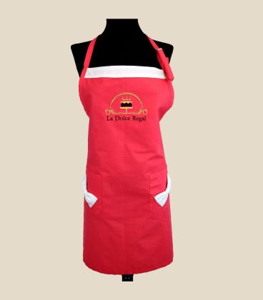 Șorț profesional lung roșu-coral La Dolce Regal, prezentat pe manechin negru, cu două buzunare frontale și bandă albă în zona pi