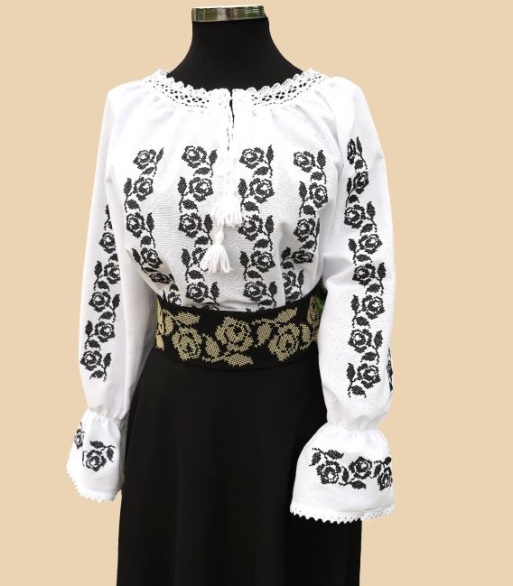 Costum popular dama alb-negru cu brâu lat brodat