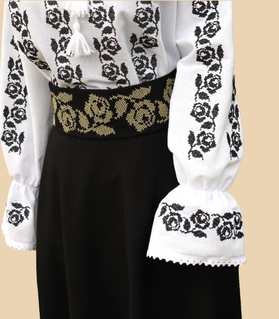 Costum popular dama alb-negru cu brâu lat brodat