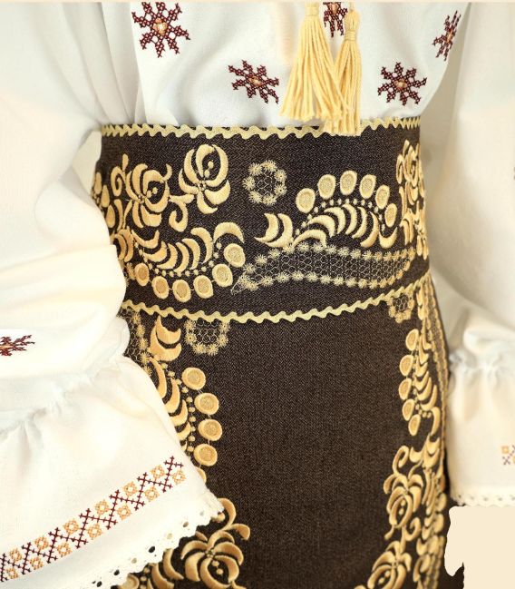 Costum popular din Banat pentru femei, bej cu brâu lat brodat auriu