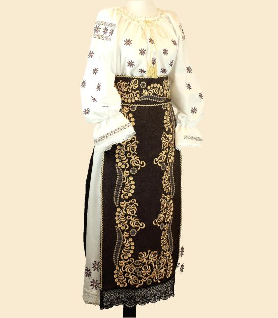 Costum popular din Banat pentru femei, bej cu brâu lat brodat auriu