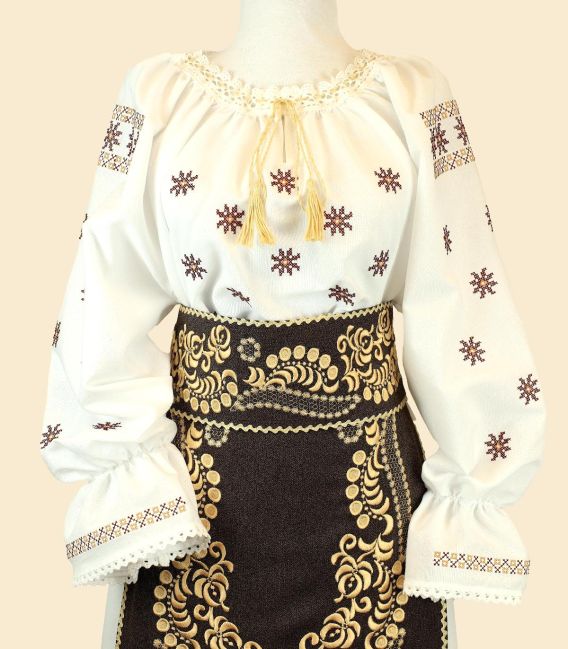 Costum popular din Banat pentru femei, bej cu brâu lat brodat auriu