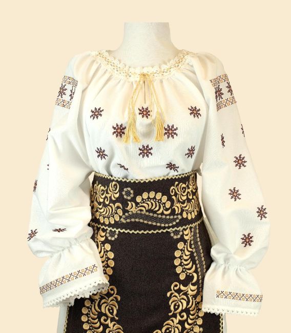 Costum popular din Banat pentru femei, bej cu brâu lat brodat auriu
