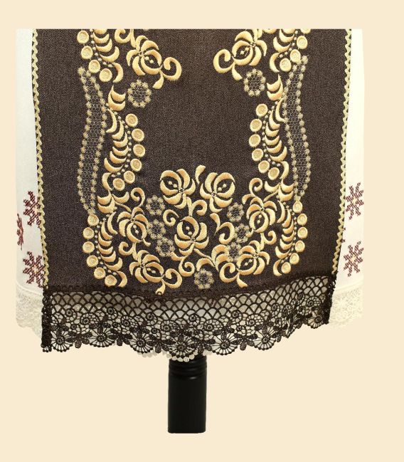 Costum popular din Banat pentru femei, bej cu brâu lat brodat auriu