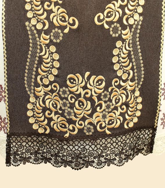 Costum popular din Banat pentru femei, bej cu brâu lat brodat auriu