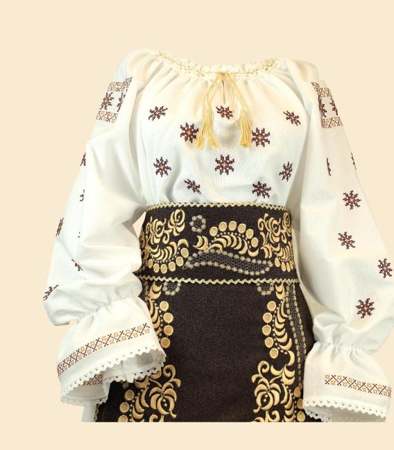 Costum popular din Banat pentru femei, bej cu brâu lat brodat auriu