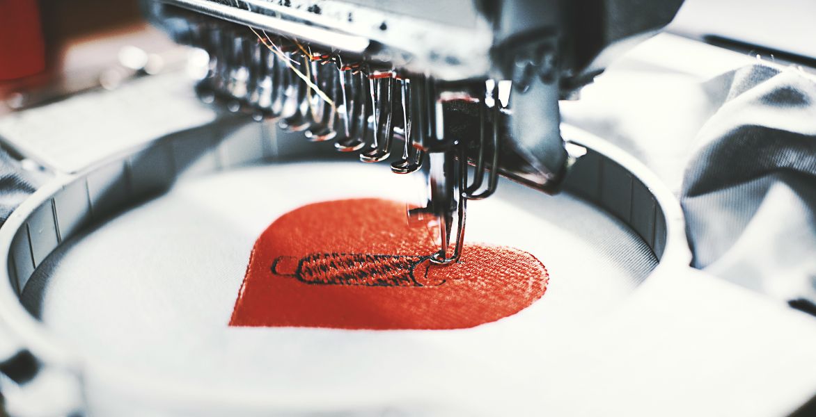 Broderie personalizata cu imagine inimioara de culoare rosie