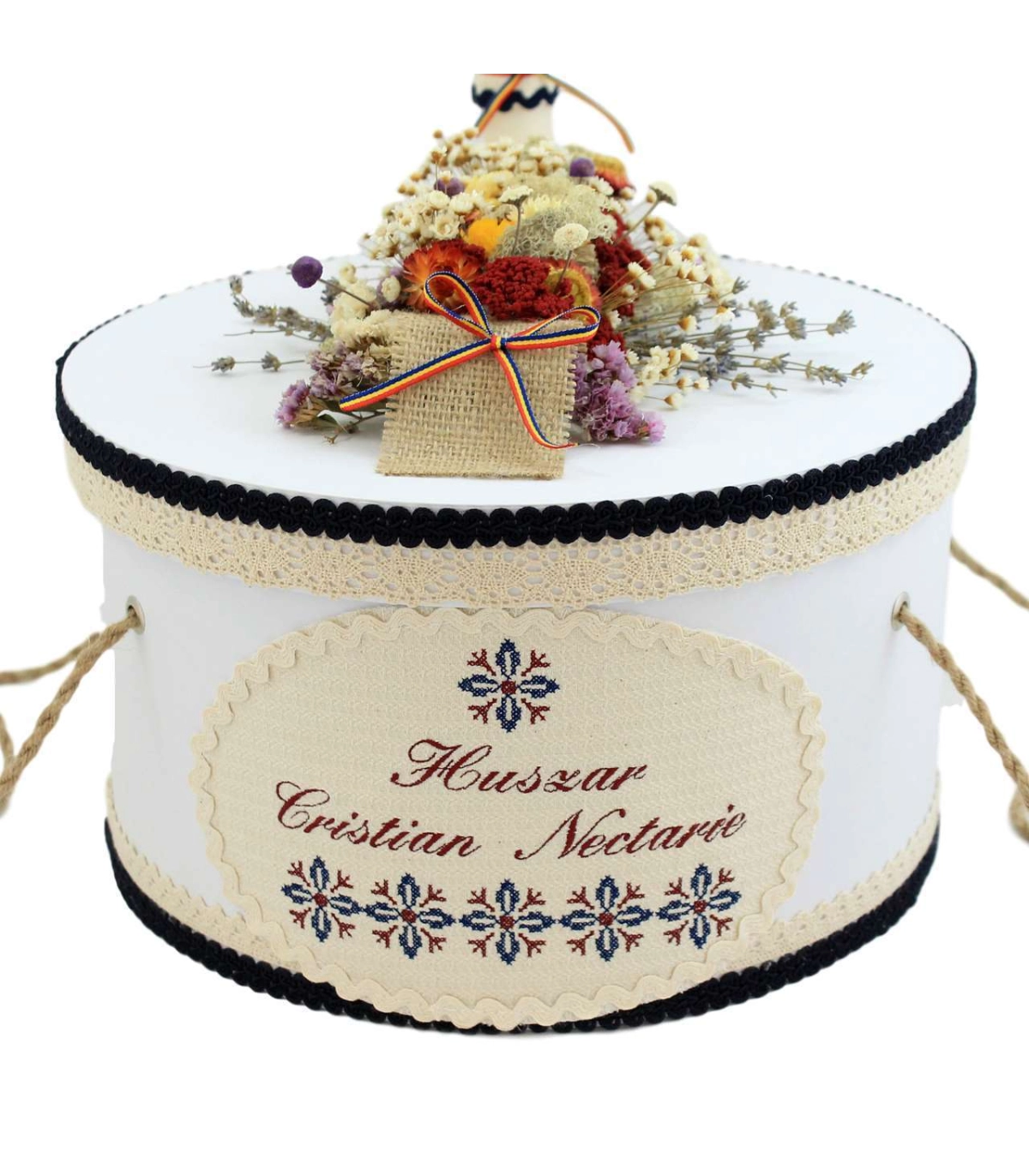 Cutie trusou botez rotunda traditionala cu capac detasabil si decorata cu flori uscate 