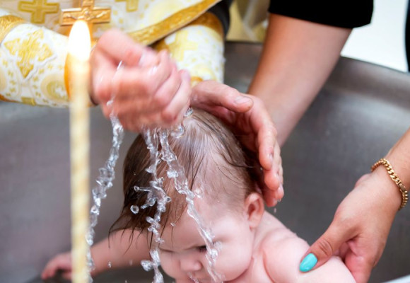 Cand se boteaza copilul ?  La cat timp se face botezul ? Ghidul parintilor.