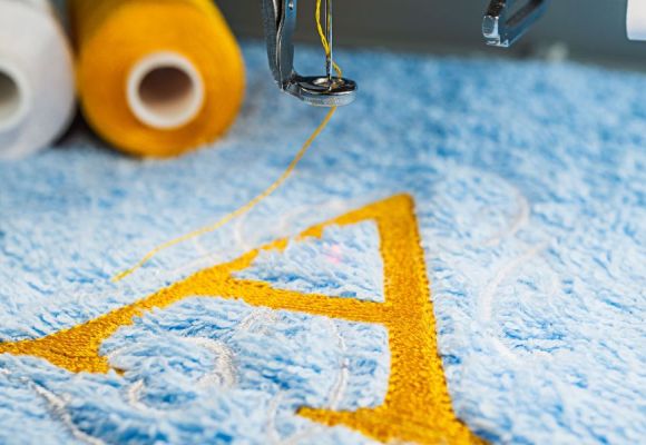 Broderie personalizata: cum transformi textilele obișnuite în cadouri cu suflet
