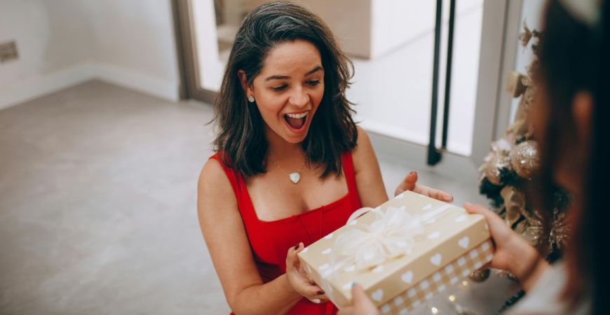 50 de idei de cadouri pentru nașii de nuntă și botez