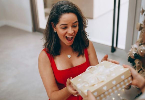 50 de idei de cadouri pentru nașii de nuntă și botez